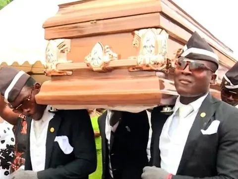 'Anh da đen' bê quan tài nêu tên cầu thủ mình muốn đưa xuống huyệt nhất