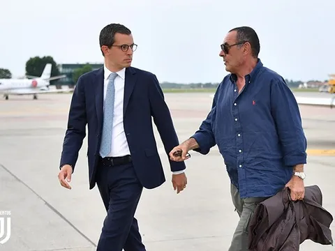 SỐC: Quần áo xộc xệch, tân HLV Juventus đã đặt chân đến Turin