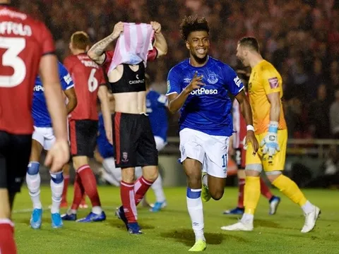 'Giày vò' CĐV Arsenal, Iwobi hành động khó tin khi ghi bàn cho Everton
