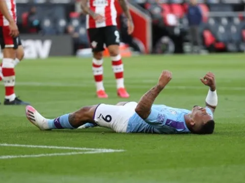 'Người nhện' xuất thần nhập hoá, Man City bị tuyệt phẩm cầu vồng bắn hạ