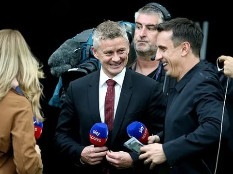 Solskjaer bị "bắt cóc" ngay khi Man Utd vừa đặt chân tới sân Olympic