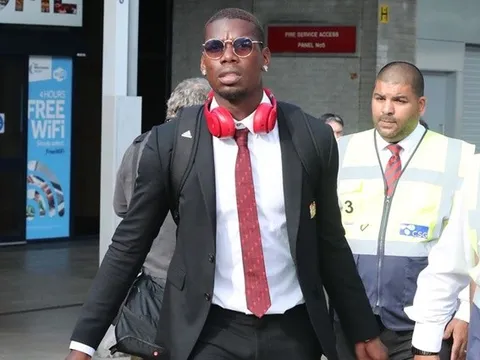 Về lại Anh, Pogba hành tung lạ, Lukaku chán nản ngó lơ fan