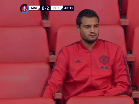 De Gea lóng ngóng mắc sai lầm, 'kẻ bị Solskjaer gạt phăng' ngồi buồn xo ngoài sân