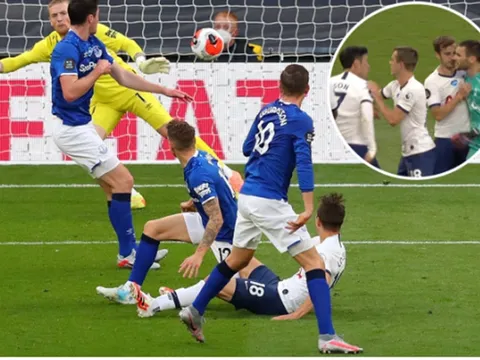 "Gà nhà" xô xát, Tottenham giành 3 điểm nhờ "ăn may"