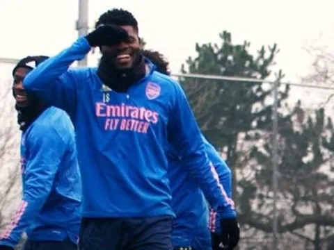 Partey trở thành trò đùa, bị 2 sao Arsenal nhún nhảy chọc quê phải che mặt