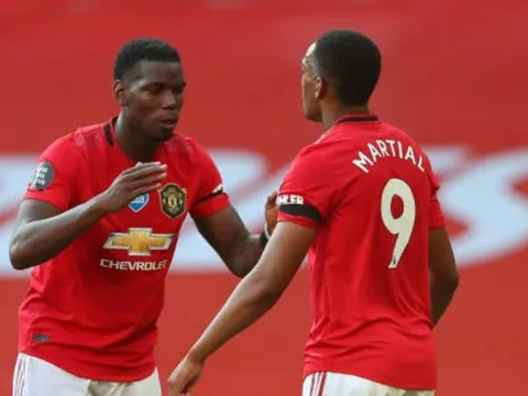 Lỡ chân phá Pogba, Martial đãng trí bị nhân viên Man United nhắc nhở
