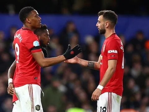 Lập công 'hạ sát' Chelsea, Martial làm điều 'đau lòng' với Fernandes