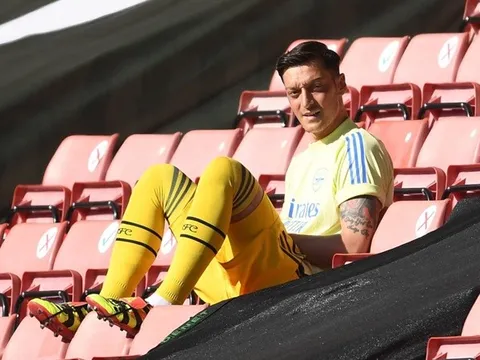 Cạn tàu ráo máng, Mesut Ozil quyết tâm 'chơi lầy' với Arsenal