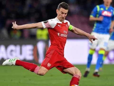 "Arsenal cần phải nhanh chóng giải quyết vấn đề của Laurent Koscielny"