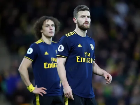 "Arsenal có 2 gã hậu vệ vô dụng"