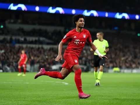 SỐC! 'Thảm sát' Tottenham, cựu sao Arsenal hành động làm fan 'phát rồ'