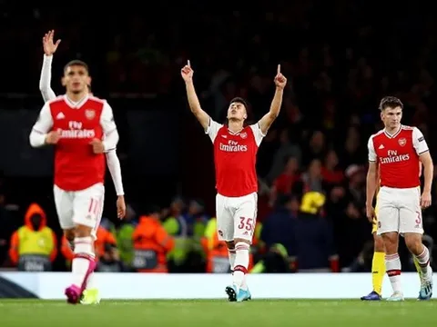 'Thần đồng' chói sáng, fan Arsenal phấn khích: 'Cảm ơn Man Utd'
