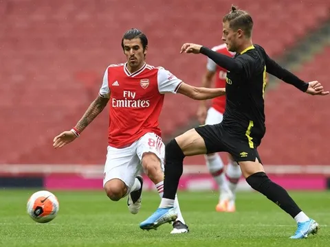 Chuẩn bị 'chiến' Man City, Arsenal thua sốc đại diện Championship