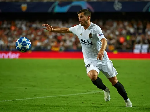 Chưa hết án cấm chuyển nhượng, Chelsea đã để ý hậu vệ La Liga