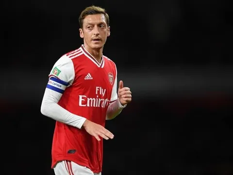 Ozil ra quyết định then chốt, Arsenal lâm cảnh 'tiến thoái lưỡng nan'?