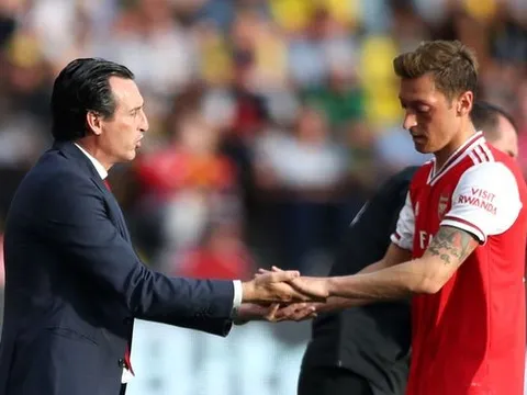 Arsenal sẵn sàng trả tiền để chia tay Ozil