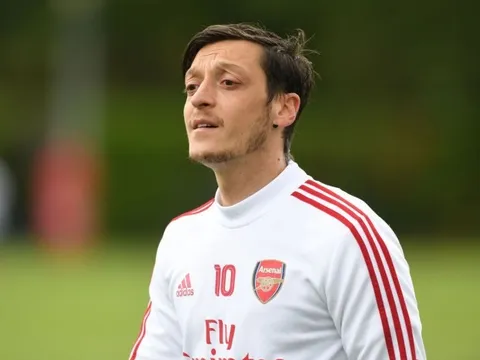 Arsenal thua trận, Arteta nói 1 câu về Ozil