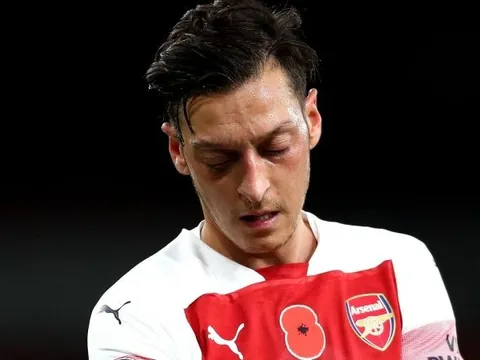 Arsenal xác nhận lý do Mesut Ozil vắng mặt