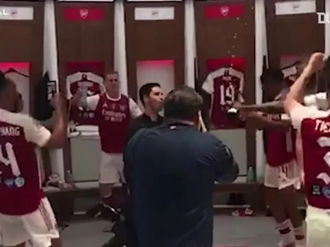 Arteta 'quẩy' cực sung; Aubameyang cười nắc nẻ trong phòng thay đồ Arsenal
