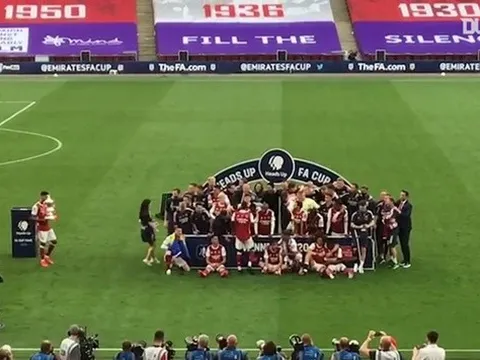 Aubameyang khiến tập thể Arsenal ôm đầu vì làm rớt cúp