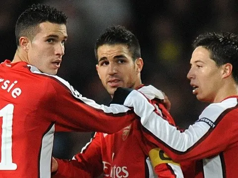 Aubameyang và Van Persie, ai nói dối?