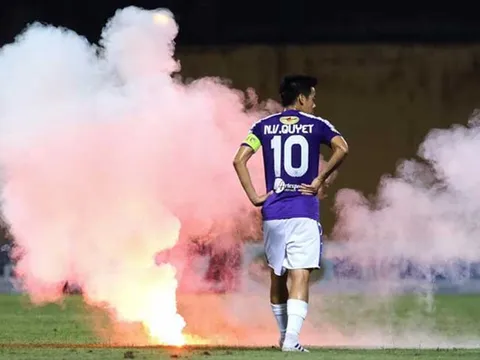 Văn Quyết: Thật đáng sợ, tôi nhìn trực tiếp quả pháo bay ngang qua đầu