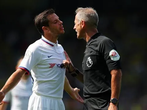 Cựu trọng tài Premier League: "Trọng tài VAR đã đúng khi không can thiệp"