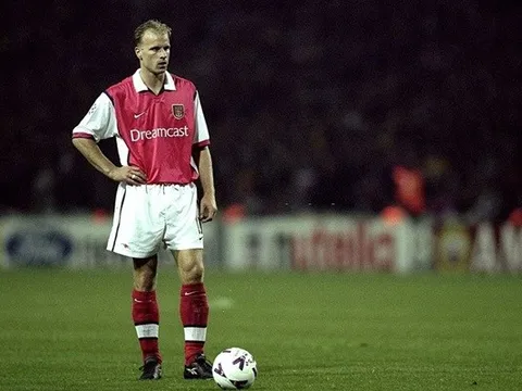 Quả phạt đền hỏng ăn của Bergkamp mở ra cú ăn ba lịch sử của MU