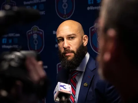 CHOÁNG: Cựu thủ thành M.U trở lại thi đấu ở tuổi 40