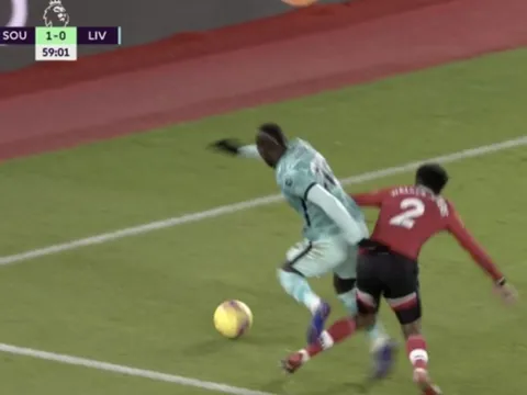 Quá đen đủi, Liverpool bị mất oan 2 quả pen?