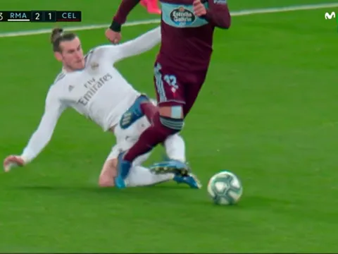 Bale triệt hạ khủng khiếp, cựu sao Barca suýt nữa thì "toang"!