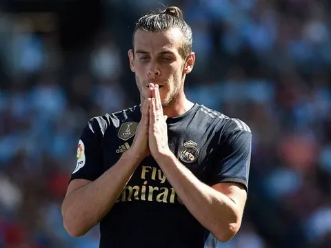 Mặc xác đồng đội vã mồ hôi, Bale tranh thủ "làm một giấc"