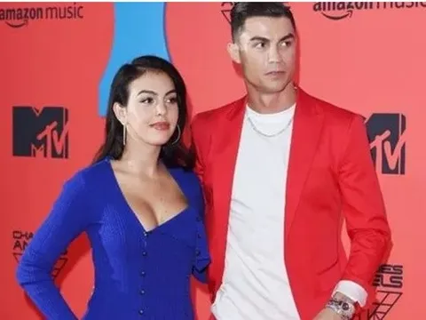 Bạn gái Ronaldo: “Những anh hùng thực sự không mặc áo choàng”