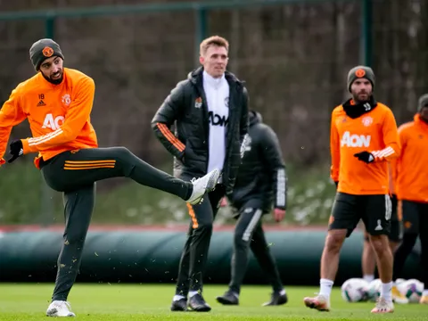Bản HĐ mới xuất hiện, sân tập M.U rộn ràng trước derby Manchester