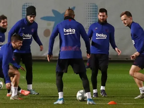 Barcelona bắn tín hiệu vàng, Cules mừng rỡ "đứng ngồi không yên"