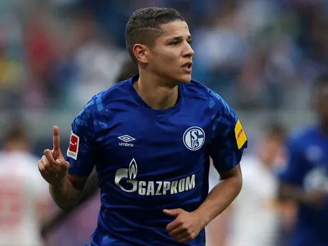 Bất chấp đại dịch, sao Schalke "vượt rào" lên bar và cái kết