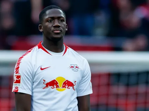 Bắt đầu đàm phán, Man United mang "đá tảng Bundesliga" về đá cặp Maguire