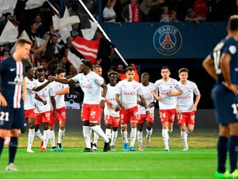 Bất lực trước "gã tí hon", PSG nhận cột mốc buồn trong ngày trắng tay