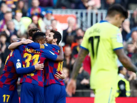 “Báu vật” của Barcelona đứng giữa ngã tư đường...