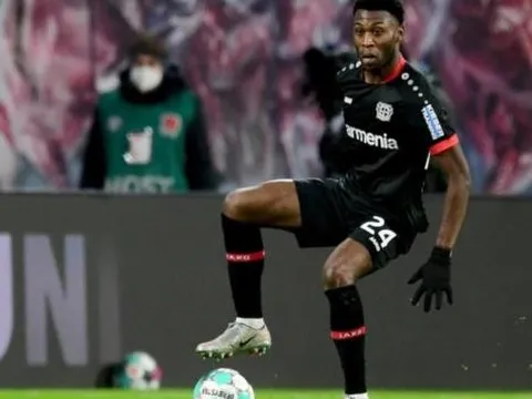 Bayer Leverkusen 'khốn khổ' vì Timothy Fosu-Mensah