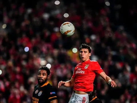 Bế tắc vụ Maguire, Man Utd tức tốc hỏi mua "đá tảng" khác thay thế
