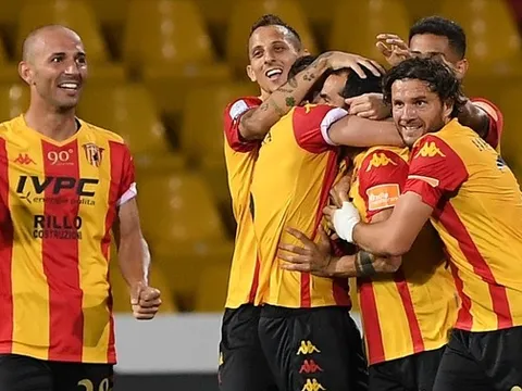 CHÍNH THỨC: Thần tốc như Liverpool, "phù thủy" giành vé thăng hạng Serie A