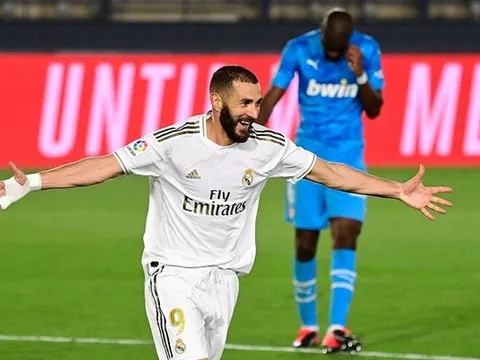 Benzema ghi bàn kiểu kung-fu, Real vùi dập Valencia trên sân nhà