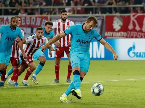 Đây, vẻ mặt của Harry Kane khi chứng kiến đồng đội đem chiến thắng nhấn chìm ở Olympiacos