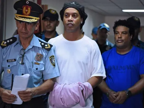 Bị bỏ tù, Ronaldinho vẫn xỏ giày đá bóng?