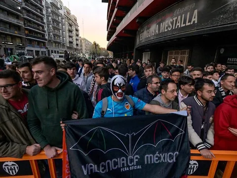 Bị cấm vào sân để ngăn sự lây lan của virus corona, CĐV Valencia tụ tập... ở ngoài sân