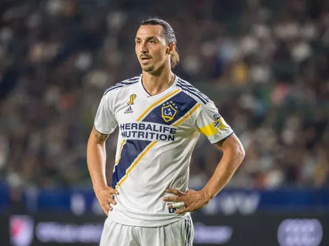 Bị cản penalty và đây là cách Ibrahimovic 'trả thù' đối phương