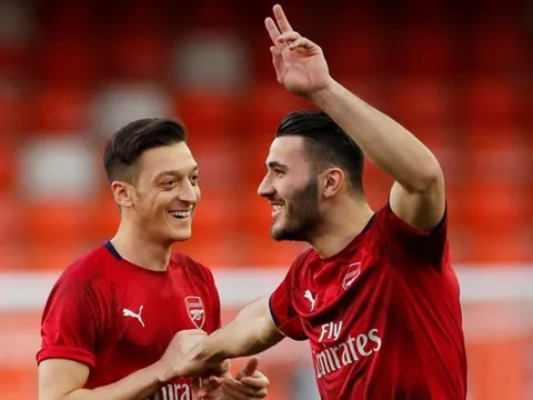 Bị cướp "hù xanh mặt", Ozil vẫn đăng đàn "nói cứng"