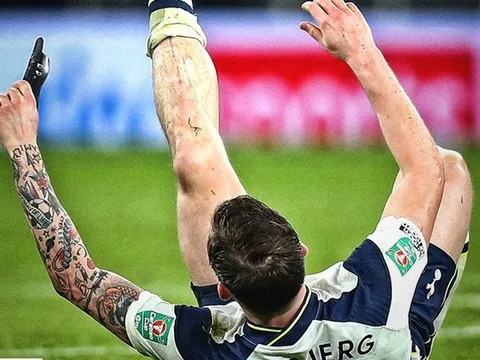 Bị đạp vào chân, 'quái thú cưng của Mourinho' nói luôn 2 câu với đối thủ