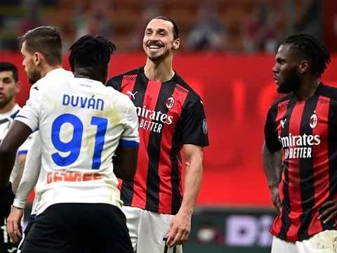 Bị đối thủ mỉa mai vụ penalty, Zlatan tươi cười đáp trả